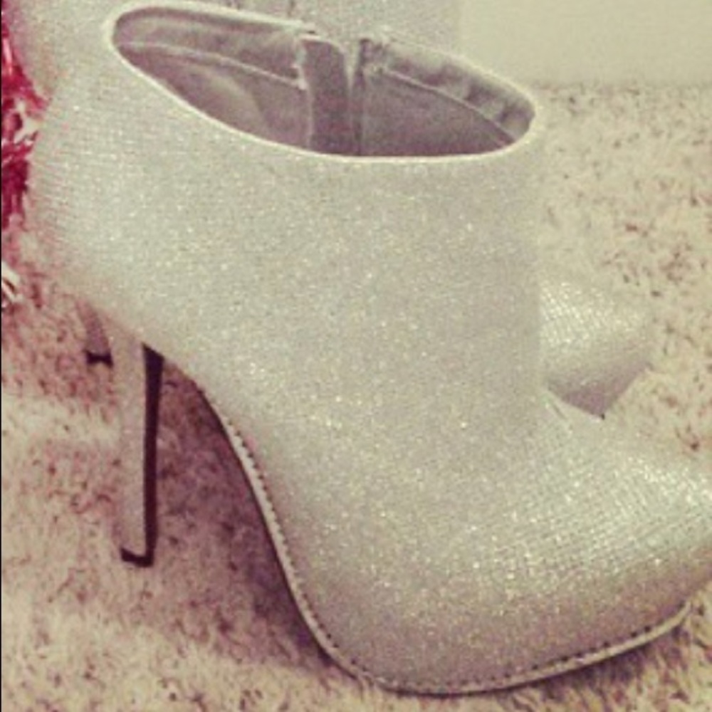 Beautiful silver stilettos!!!!